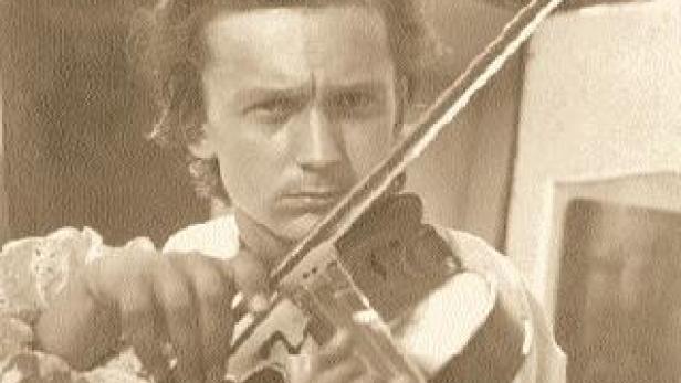 Ein Mann spielt auf einer Geige.