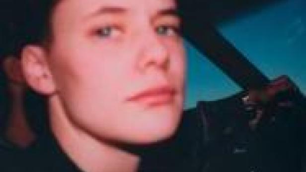 Das Porträt einer jungen Person mit hellen Augen und kurzen Haaren.