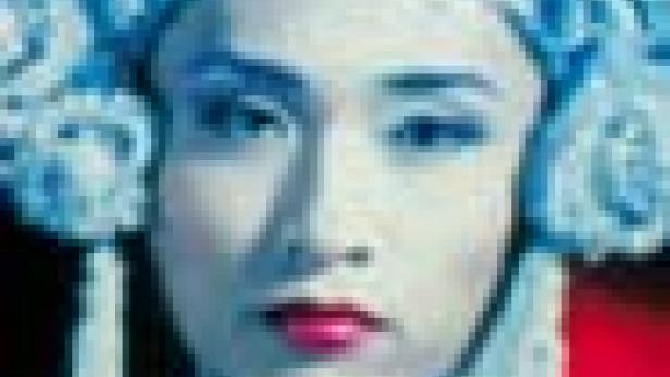 Nahaufnahme einer Person mit traditionellem chinesischen Opern-Make-up und Kopfschmuck.