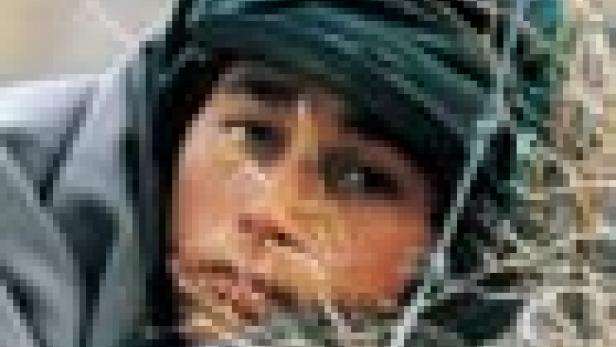 Ein Mann mit dunklem Haar und einem Turban blickt aufmerksam in die Ferne.
