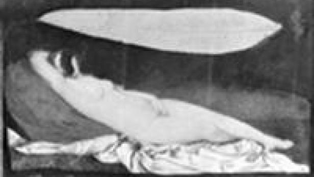 Eine liegende, nackte Frau auf einem Tuch unter einer Wolke.