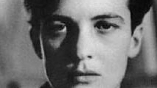 Ein Schwarzweißporträt des jungen Pier Paolo Pasolini.