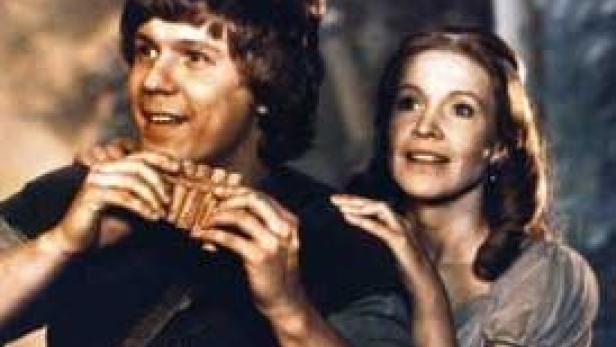 Zwei Schauspieler in Kostümen, der Mann spielt Panflöte.