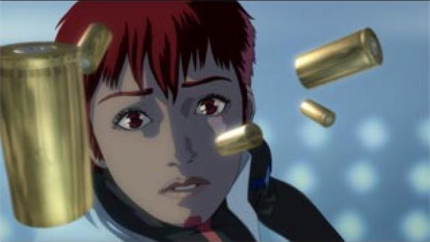 Eine Frau mit roten Haaren blickt erschrocken auf fliegende Patronenhülsen.