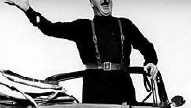 Charlie Chaplin als Adenoid Hynkel in „Der große Diktator“ gestikuliert in einem Auto.