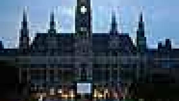 Das Rathaus von Graz ist bei Dämmerung beleuchtet.