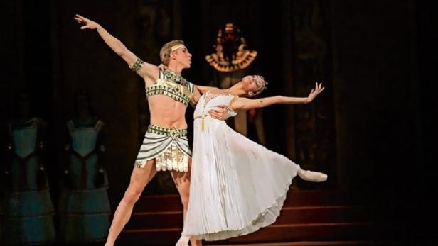 Zwei Balletttänzer in Kostümen führen eine Szene aus „Die Tochter des Pharao“ auf.