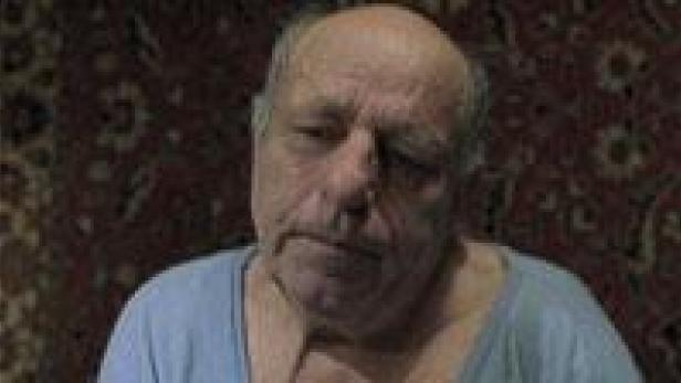 Ein älterer Mann mit einer Verletzung am Auge blickt in die Kamera.