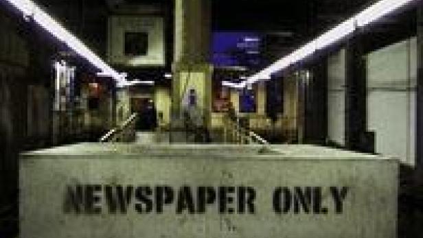 Ein Zeitungsstand in einer U-Bahn-Station mit der Aufschrift „Newspaper Only“.