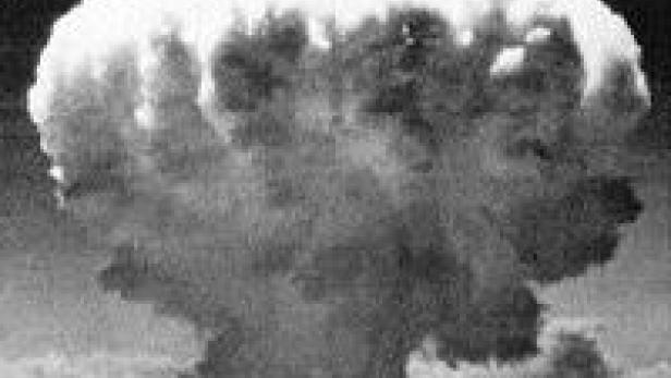 Eine große Rauchwolke, möglicherweise eine Atomexplosion, steigt in den Himmel.