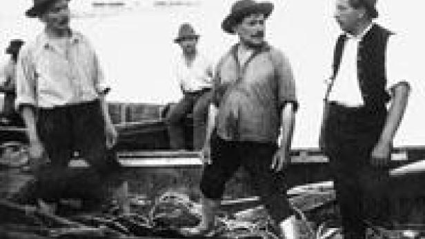 Eine Gruppe von Fischern steht in einem Boot.