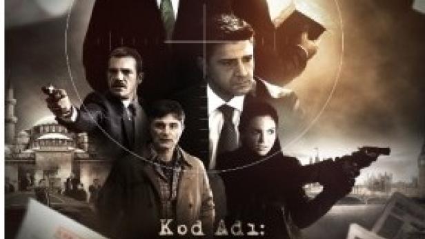 Das Filmplakat für „Kod Adı: K.O.Z.“ zeigt mehrere Schauspieler und einen Hubschrauber im Fadenkreuz.