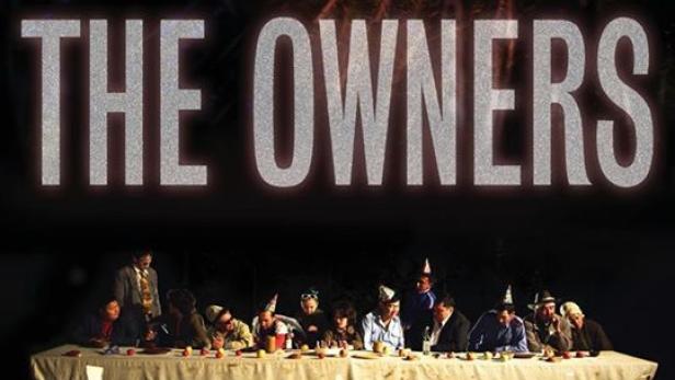 Das Filmplakat für „The Owners“ zeigt eine lange Tafel mit Personen und Feuerwerk im Hintergrund.