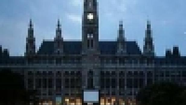 Das Wiener Rathaus bei Dämmerung.