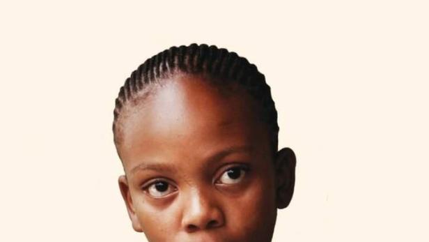 Das Filmplakat für „Coming of Age“ zeigt ein junges Mädchen mit einer Kreuzkette im Mund.