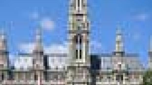 Das Wiener Rathaus vor blauem Himmel.