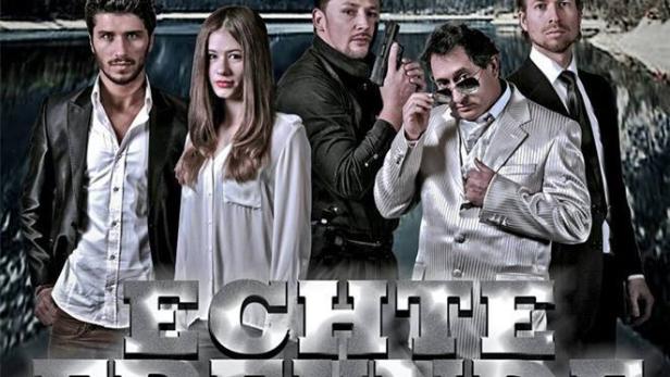 Das Filmplakat für „Echte Freunde“ zeigt fünf Darsteller vor einer Bergkulisse.