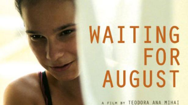 Das Filmplakat für „Waiting for August“ zeigt ein junges Mädchen hinter einem Vorhang.
