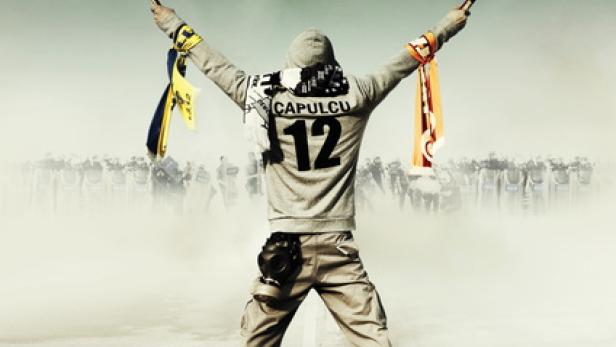 Ein Mann mit Fackeln steht vor einer Menschenmenge auf dem Filmplakat zu „Istanbul United“.