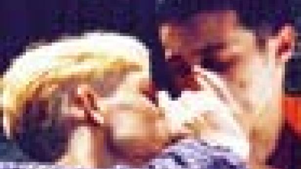 Zwei Männer umarmen sich innig.