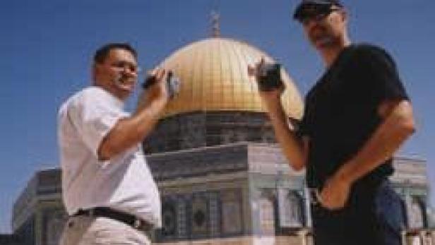 Zwei Männer filmen mit ihren Kameras vor dem Felsendom in Jerusalem.