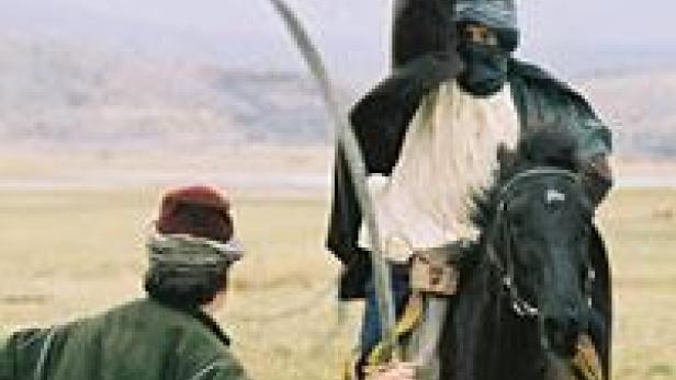 Zwei Männer mit Schwertern, einer auf einem Pferd, stehen sich gegenüber.