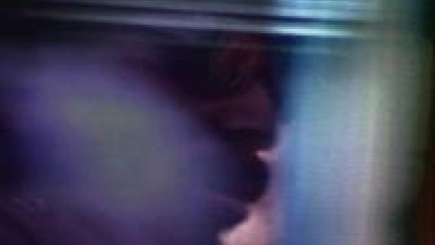 Ein unscharfes, abstraktes Bild mit blauen, grünen und violetten Farbtönen.