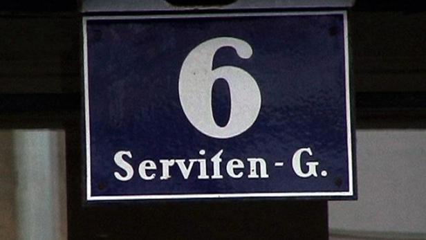 Ein blaues Straßenschild mit der Nummer 6 und der Aufschrift Serviten-G..