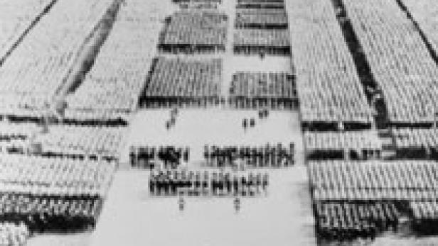 Eine große Menschenmenge versammelt sich auf dem Reichsparteitagsgelände in Nürnberg.