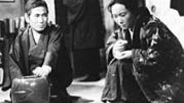 Eine Schwarzweißaufnahme von zwei japanischen Schauspielern in traditioneller Kleidung.