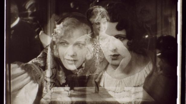 Mehrere überlagerte Porträts von Schauspielerinnen in einem Schwarzweißfilm.