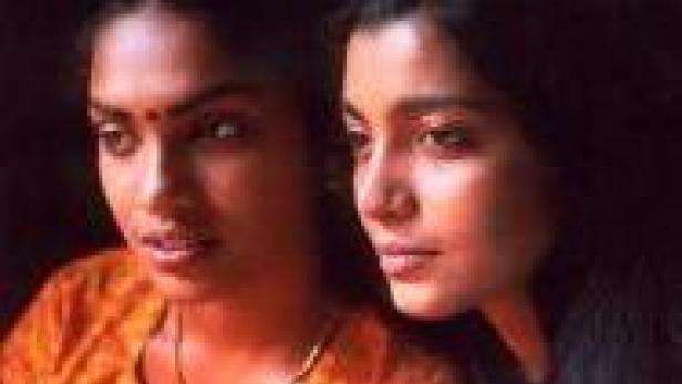 Zwei junge indische Frauen schauen zur Seite.