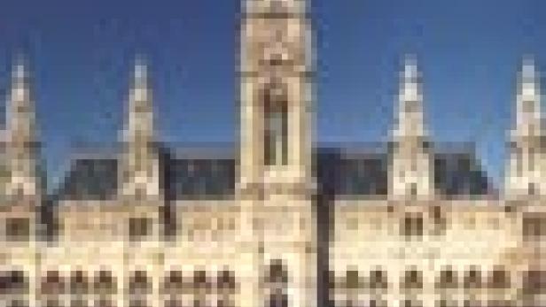 Das Wiener Rathaus mit seinem markanten Turm unter blauem Himmel.
