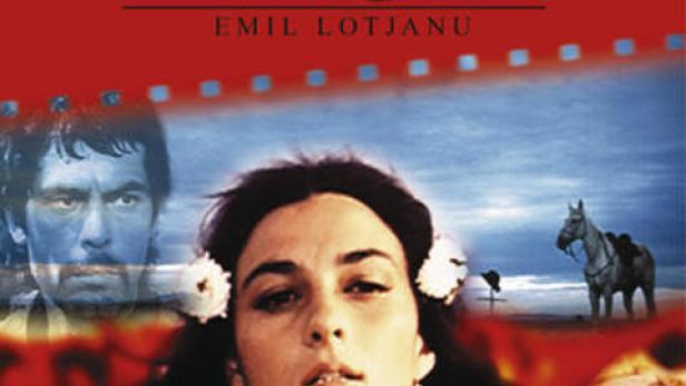 Das Filmplakat für „Das Zigeunerlager zieht in den Himmel“ mit einer Frau im Vordergrund.