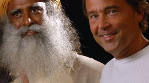 Sadhguru mit einem Mann in einem weißen T-Shirt.
