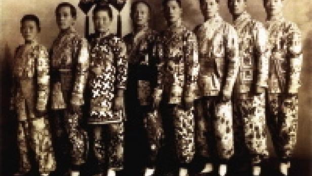 Eine Gruppe von Männern in traditionellen chinesischen Gewändern posiert für ein Gruppenfoto.