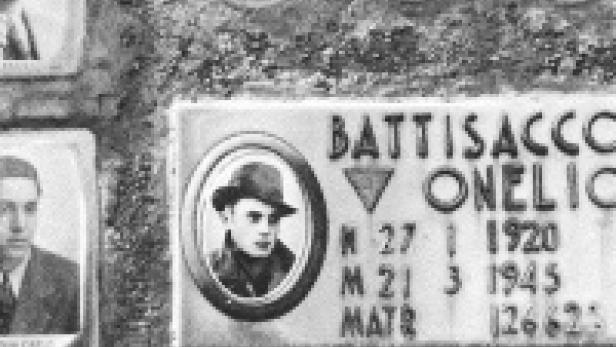 Gedenktafel für Battisacco Onelio mit Porträt und Lebensdaten.