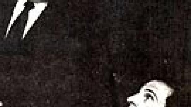 Alfred Hitchcock steht über einem Mann, der zu ihm aufblickt.