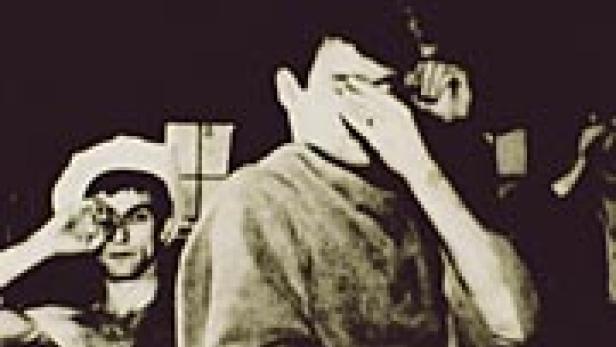 Zwei Männer posieren, indem sie mit ihren Händen ein imaginäres Fernglas formen.