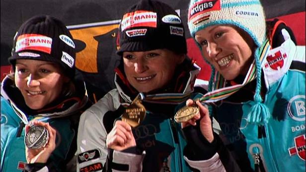 Drei deutsche Skirennläuferinnen mit Medaillen auf dem Siegerpodest.