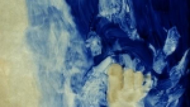 Eine Hand scheint aus einem Strudel aus blauem und weißem Wasser aufzutauchen.