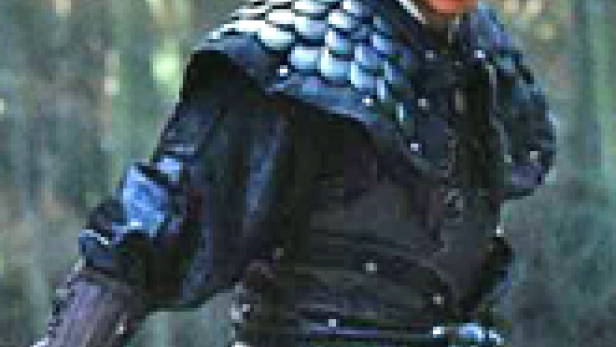 Ein Mann in dunkler Rüstung hält ein Schwert in der Hand.