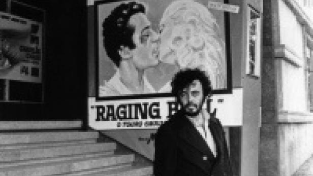 Ein Mann steht vor einem Filmplakat für „Wie ein wilder Stier“.