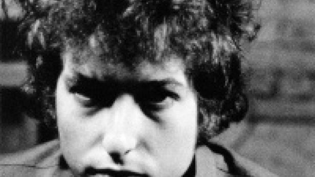 Schwarzweißporträt von Bob Dylan mit lockigem Haar.