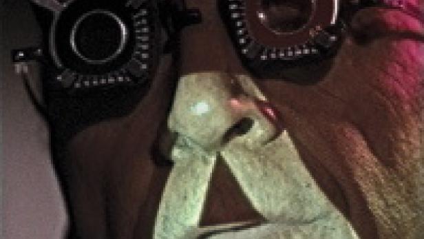 Eine Person trägt ein Gerät zur Sehschärfenprüfung vor den Augen.