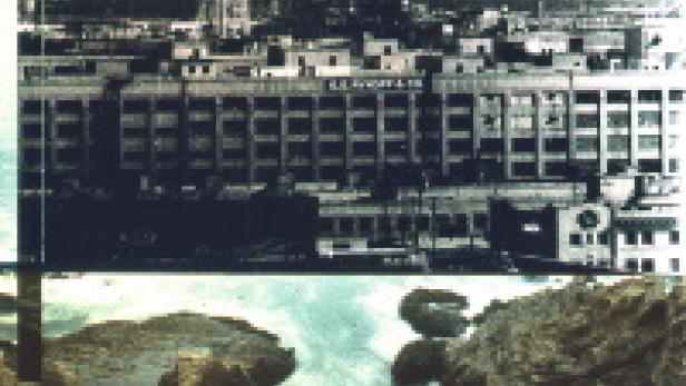 Ein großes Gebäude mit der Aufschrift „E.E. Slocum & Co.“ vor einer Stadtkulisse.