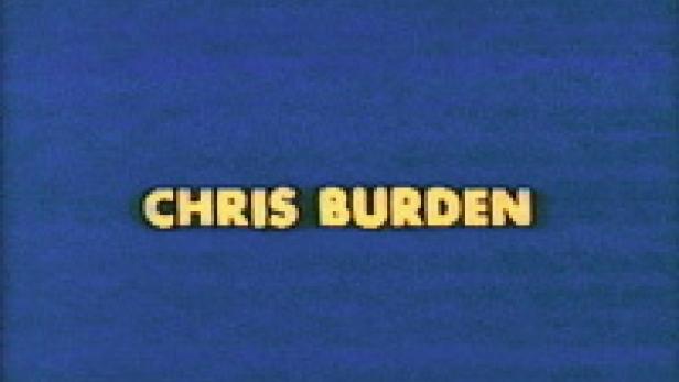 Der Name Chris Burden vor einem blauen Hintergrund.