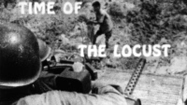 Das Titelbild des Films „Time of the Locust“ zeigt einen Soldaten und einen Panzer.