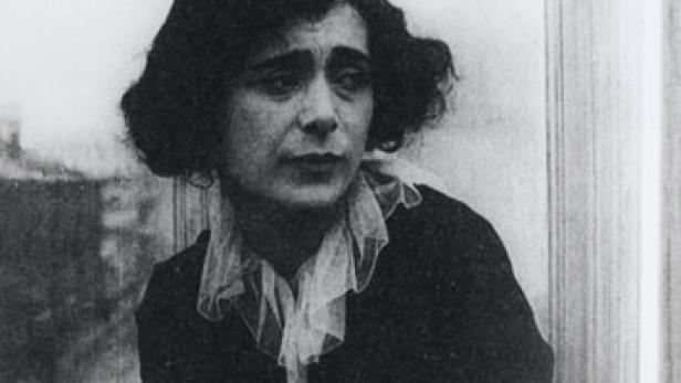 Ein Schwarz-Weiß-Porträt der Dichterin Marina Zwetajewa, die aus dem Fenster schaut.