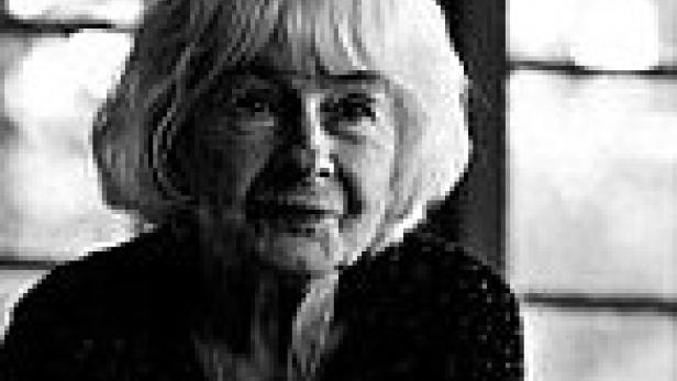 Schwarzweißporträt einer älteren Frau mit weißem Haar und Pony.